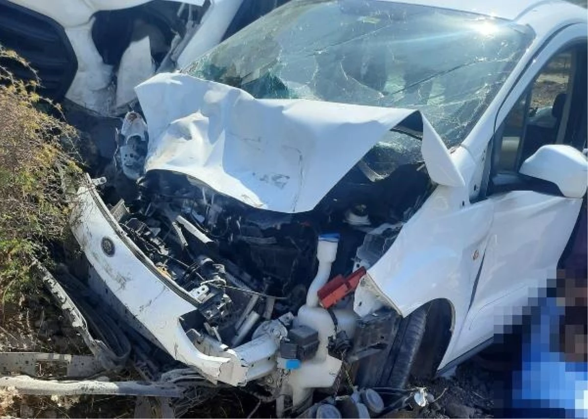 Siirt\'te minibüs ile hafif ticari araç çarpıştı: 6 yaralı
