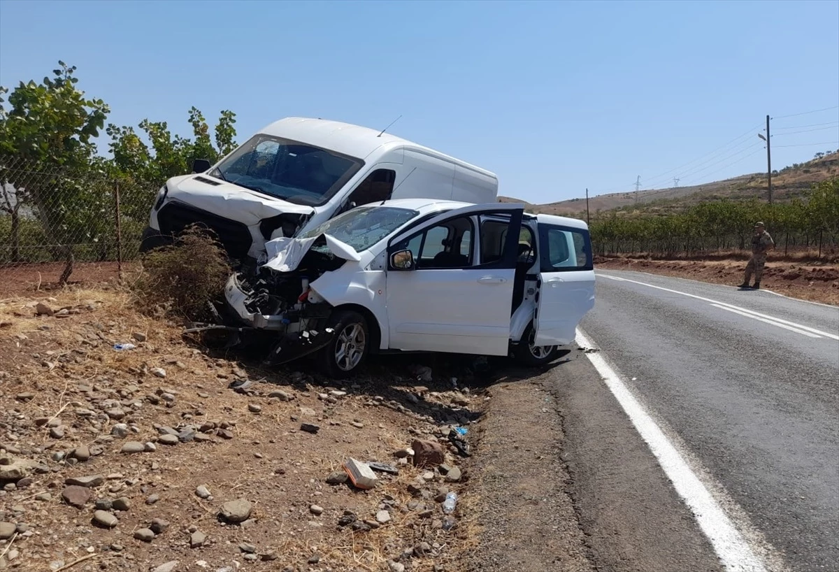 Siirt\'te minibüs ve hafif ticari araç çarpıştı: 6 yaralı