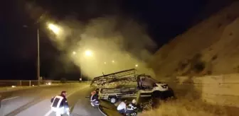 Siirt'te Kamyonet Alev Aldı