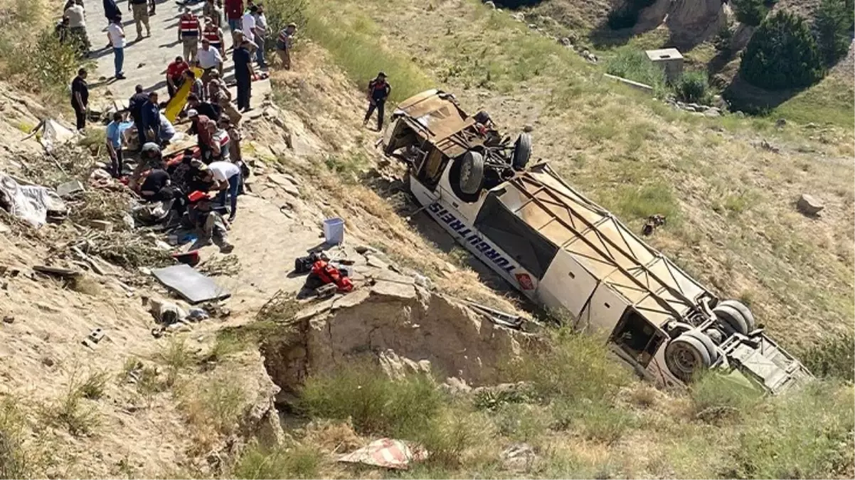 Son Dakika! Kars\'ın Sarıkamış ilçesinde bir yolcu otobüsü viyadükten düştü! Ölü ve yaralılar var