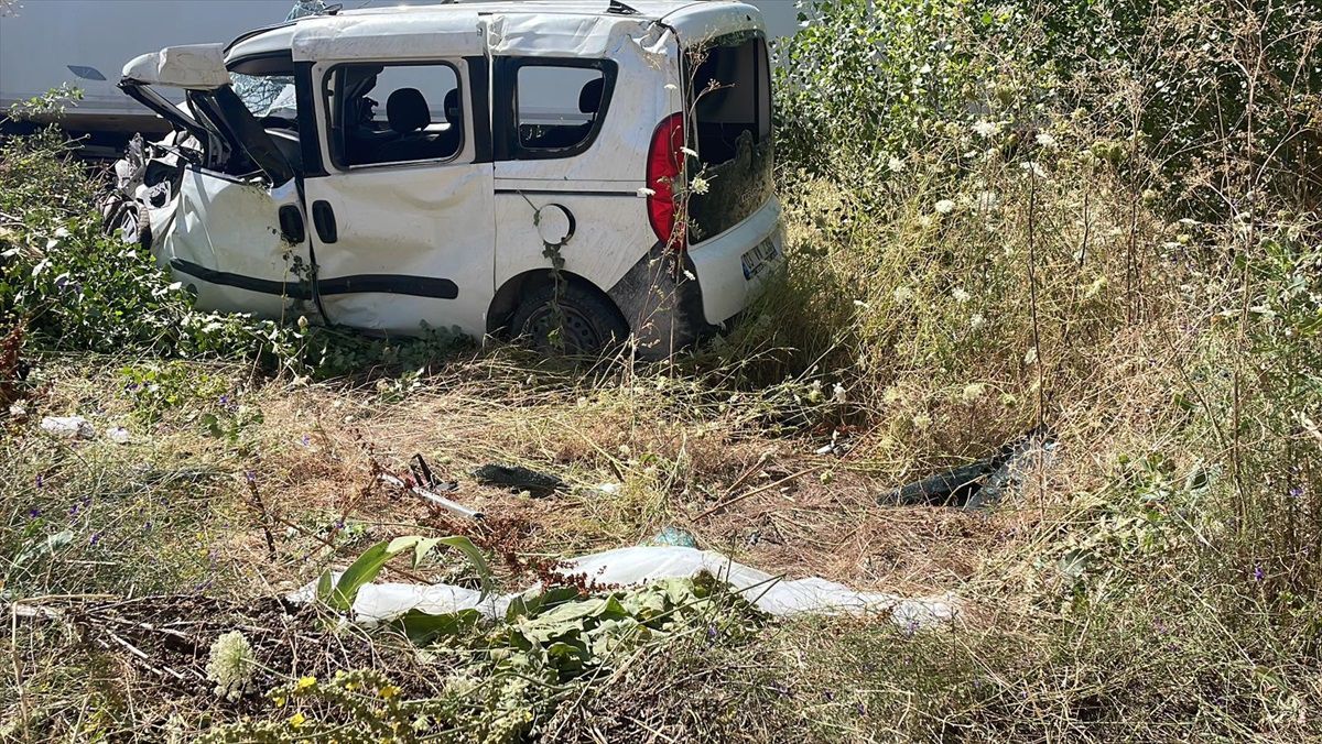 Afyonkarahisar\'da Hafif Ticari Araç ile Tır Çarpıştı: 3 Yaralı