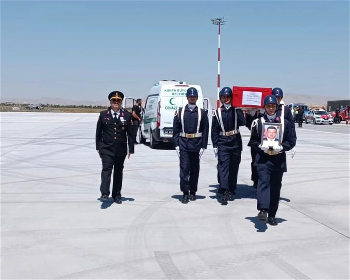 Afyonkarahisar\'da kaza sonucu şehit olan Jandarma Astsubay Kıdemli Çavuş Mustafa Tatlı\'nın cenazesi memleketine uğurlandı