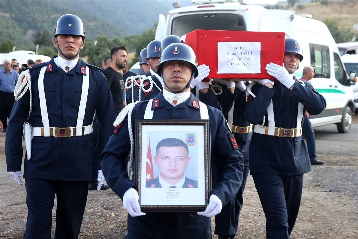 Afyonkarahisar\'da şehit düşen Jandarma Astsubay Kıdemli Çavuş Mustafa Tatlı toprağa verildi