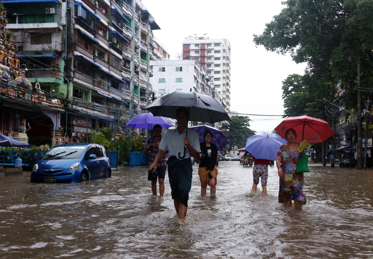 Myanmar\'ın Yangon kentinde şiddetli yağışlar sonucu sular altında kalan cadde ve sokaklar