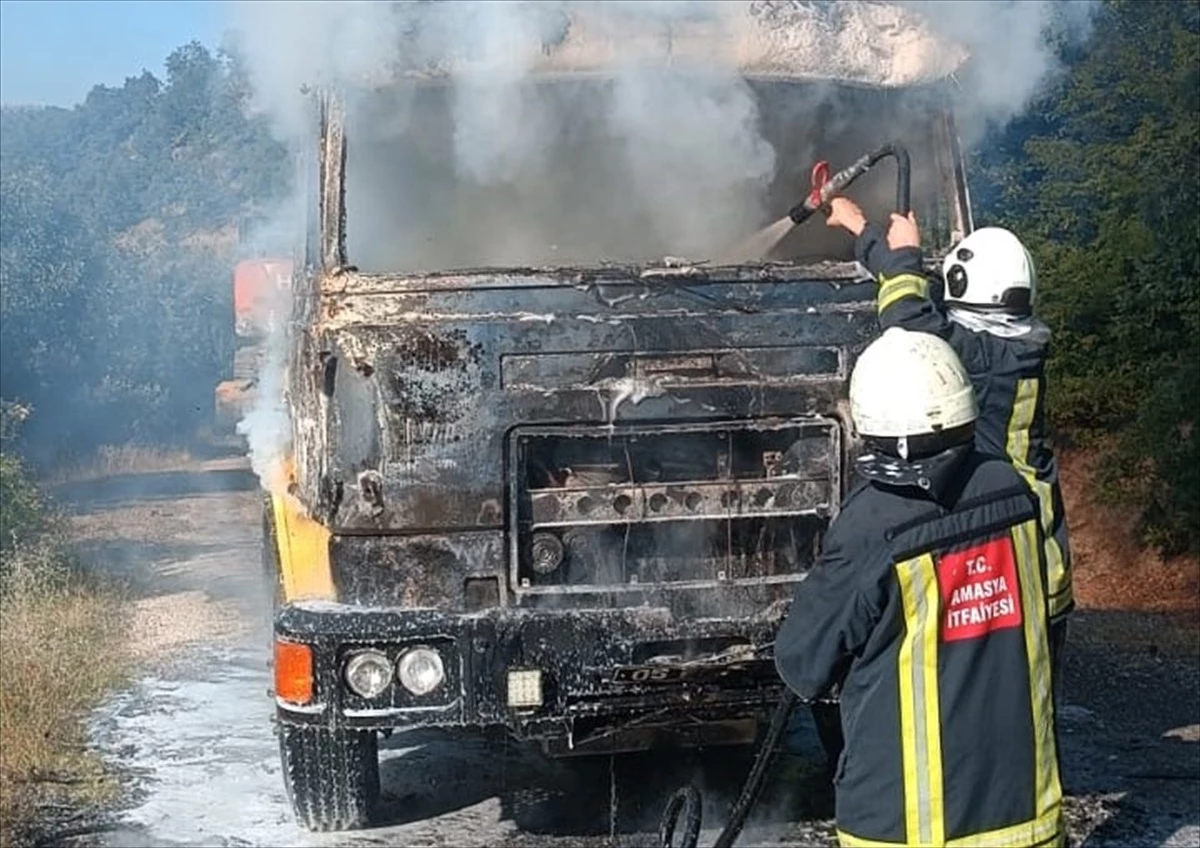 Amasya\'da tır yangını: Dorse ve iş makinesi kurtarıldı