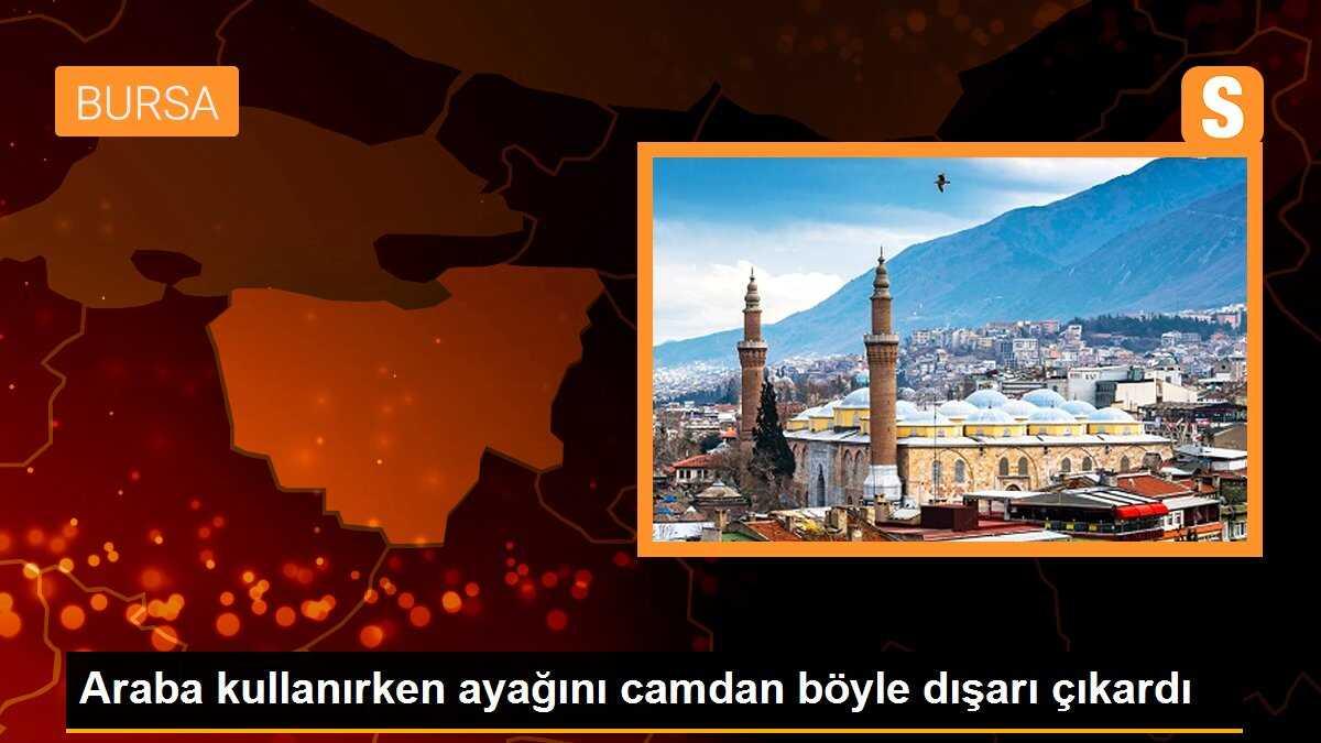 Araba sürücüsü ayağını camdan dışarı çıkararak seyahat etti