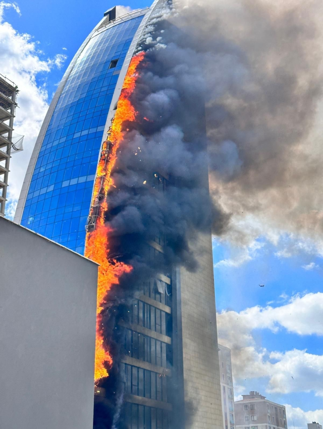 Ataşehir'de 17 katlı iş merkezinde yangın! Ekipler olay yerinde