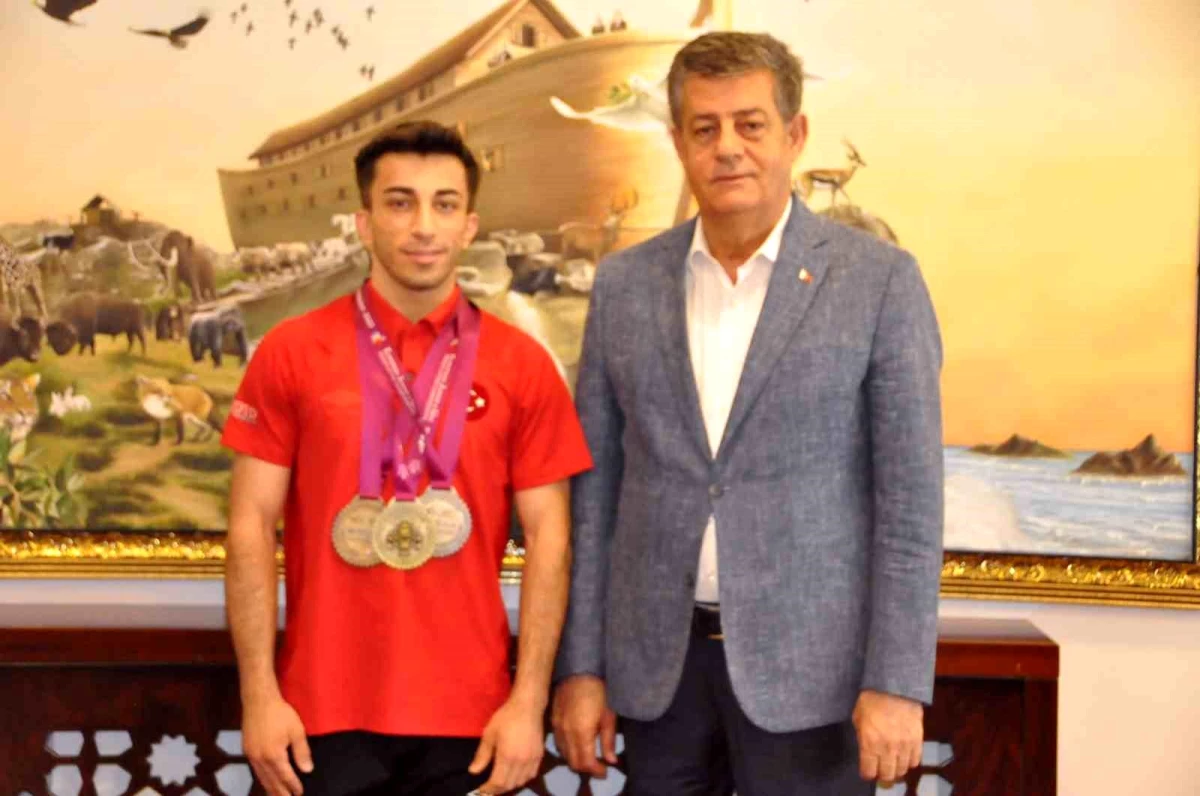 Şırnak Belediye Başkanı Mehmet Yarka, Avrupa şampiyonu Harun Algül\'ü makamında ağırladı
