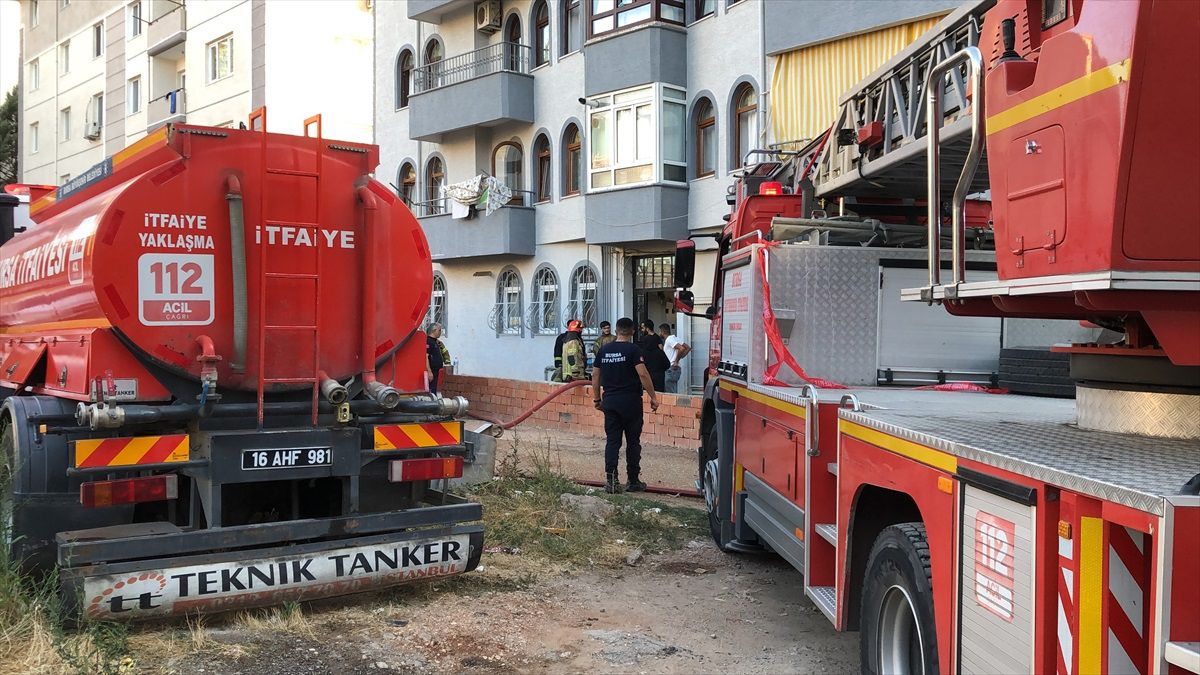 Bursa\'da 5 Katlı Binanın Çatı Katında Yangın Kontrol Altına Alındı