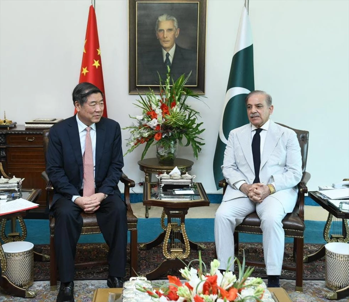 Pakistan Başbakanı Şahbaz Şerif, Çin-Pakistan Ekonomik Koridoru\'nun 10. yılında Çin Başbakan Yardımcısı Hı Lifıng ile görüştü