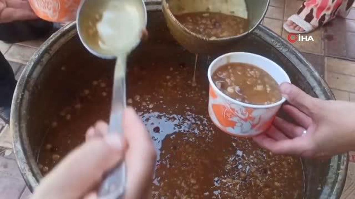 Depremde hayatını kaybedenler için aşure dağıttılar