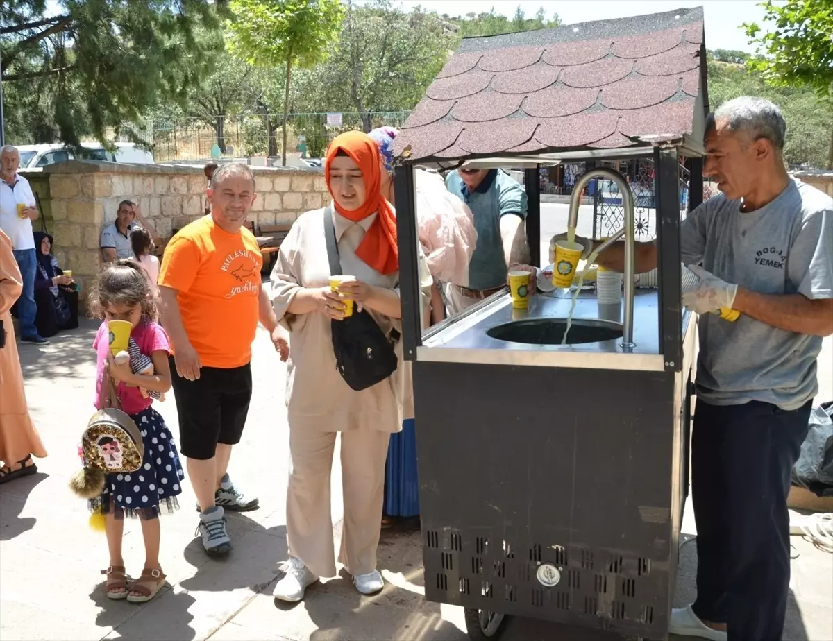 Diyarbakır Büyükşehir Belediyesi Eğil ilçesinde vatandaşlara limonata ikram ediyor