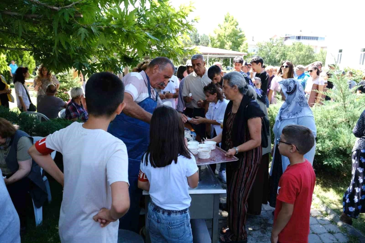 Erzincan\'da Muharrem Ayı Dolayısıyla 6 Bin Kişiye Aşure Dağıtıldı