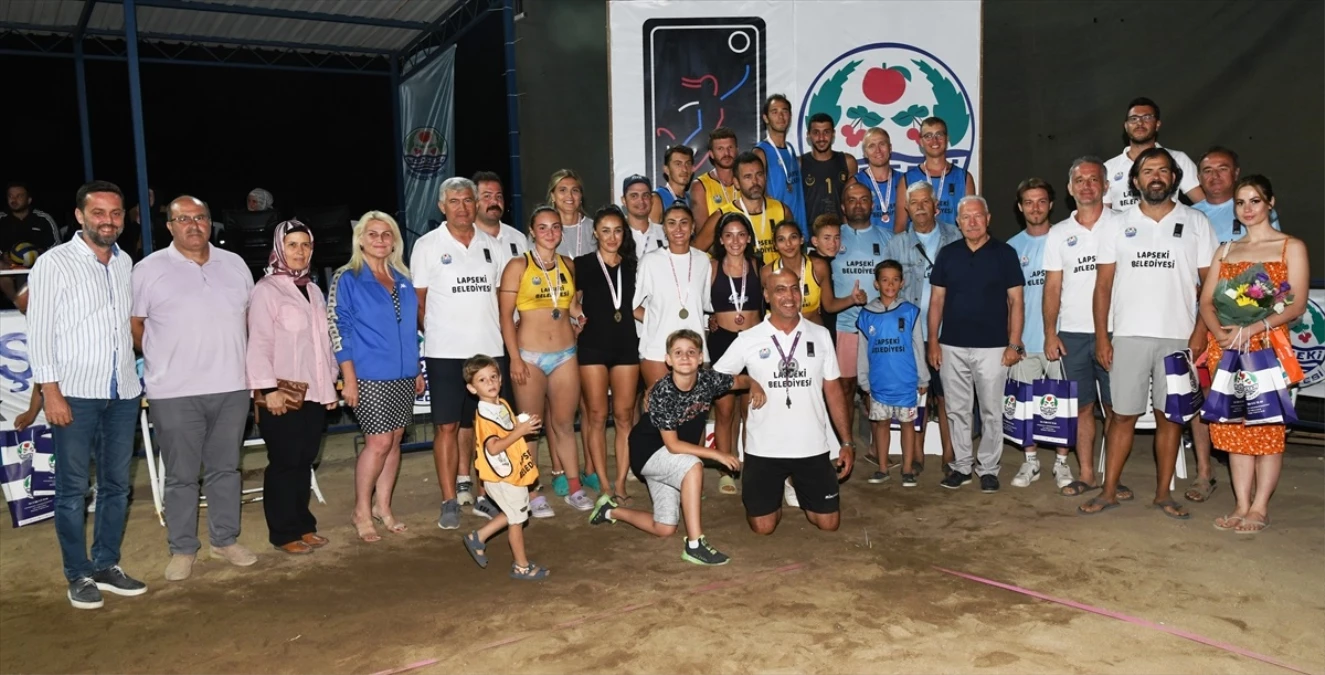 Lapseki Belediyesi tarafından düzenlenen plaj voleybolu turnuvası sona erdi