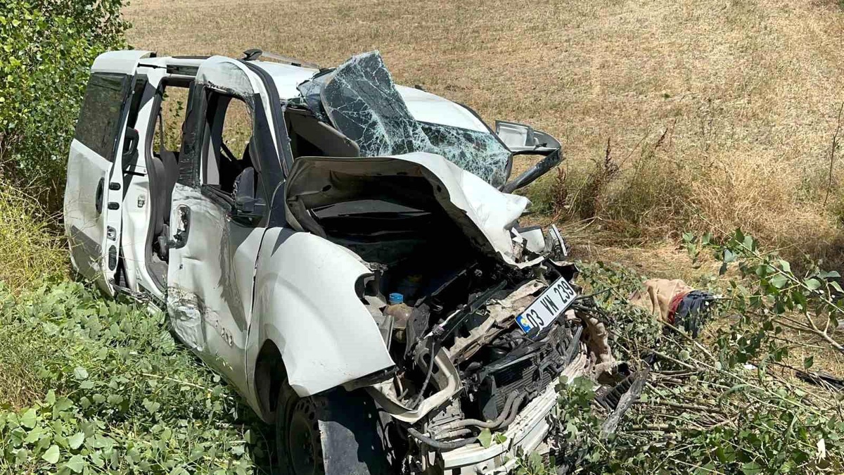Afyonkarahisar\'da Hafif Ticari Araç Şarampole Girdi: 3 Yaralı