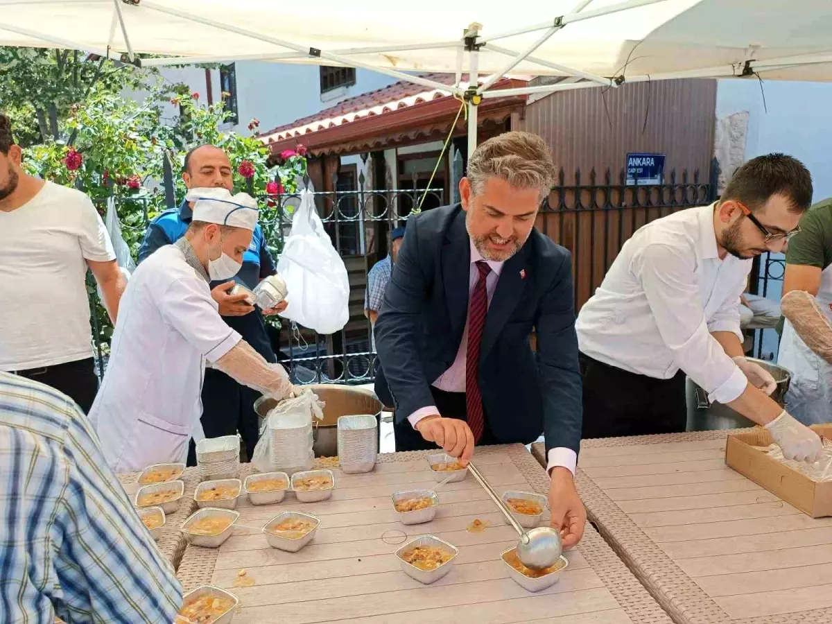 Gölpazarı Belediye Başkanı Muharrem ayında vatandaşlara aşure ikram etti