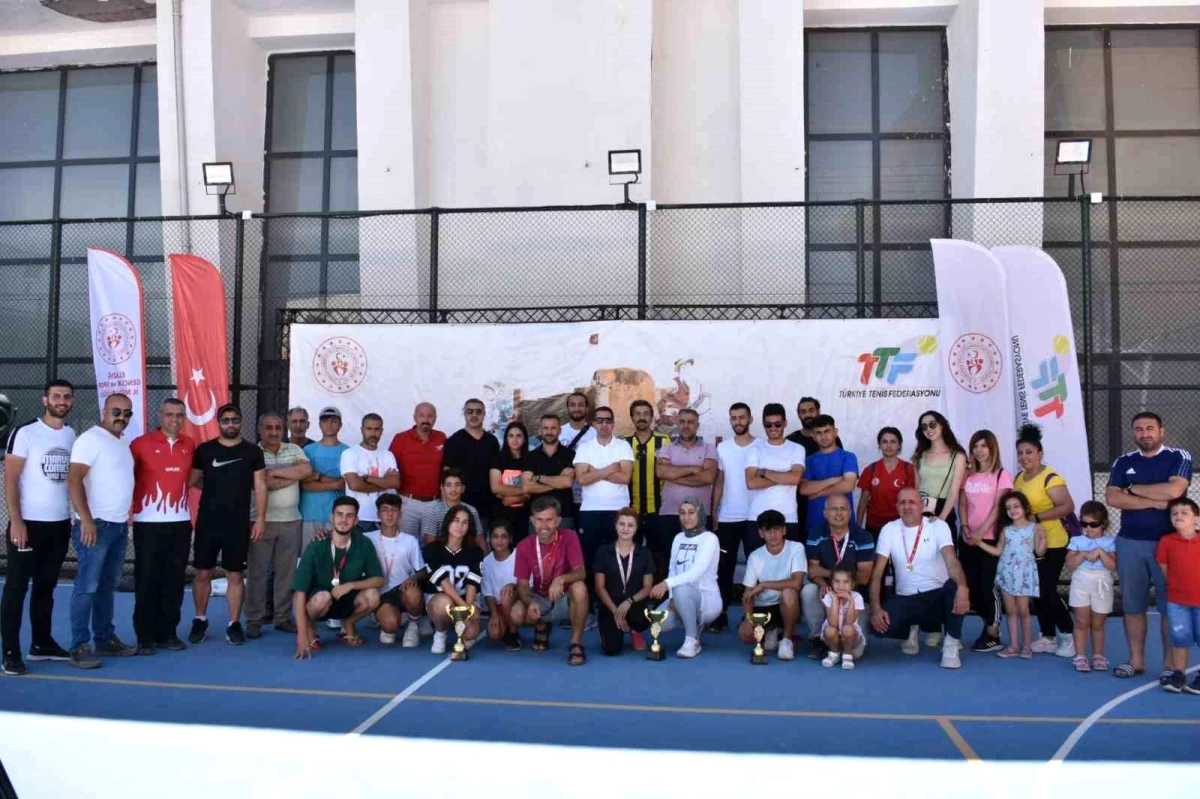 Elazığ\'da Harput Cup Tenis Turnuvası Ödül Töreniyle Son Buldu