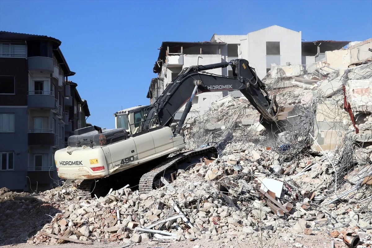 Hatay\'da depremden etkilenen binalar yıkılıyor
