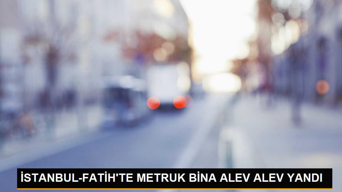 FATİH\'te Metruk Bina Yangını: Oteldeki Müşteriler Panik Yaşadı