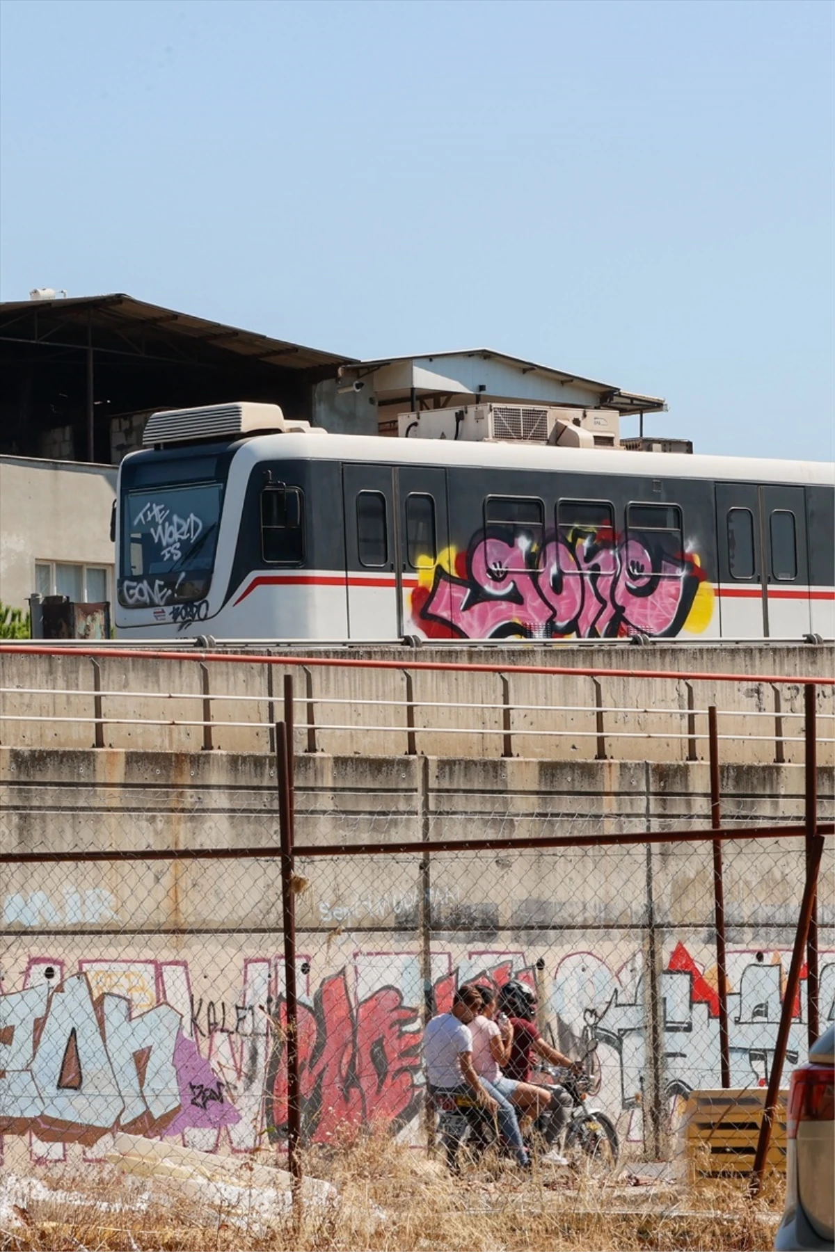 İzmir\'de Grev Nedeniyle Metro Vagonlarına Sprey Boya ile Grafiti Yapıldı