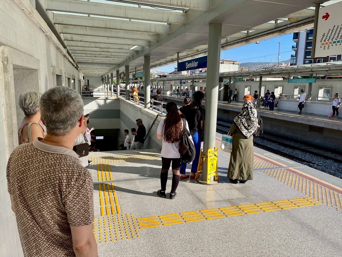 İzmir\'de Metro ve Tramvay Çalışanları Grevde