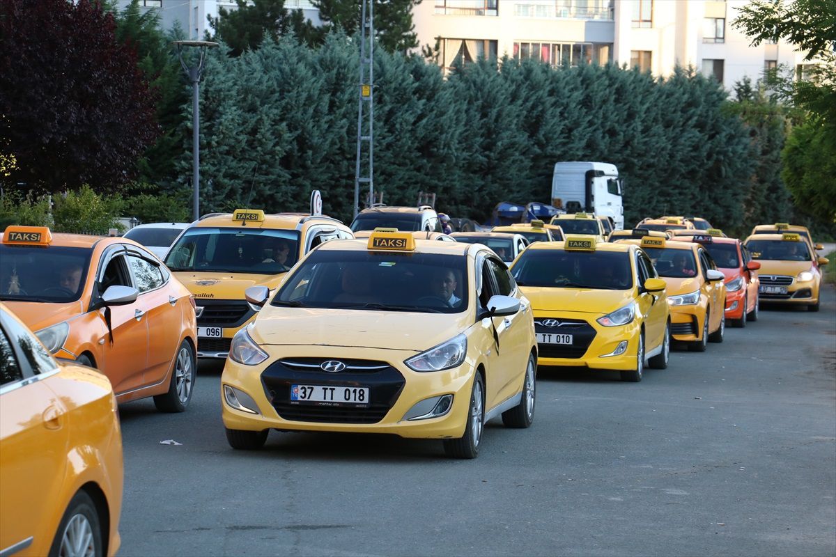 Kastamonu\'da Taksiciler Meslektaşlarının Öldürülmesini Protesto Etti
