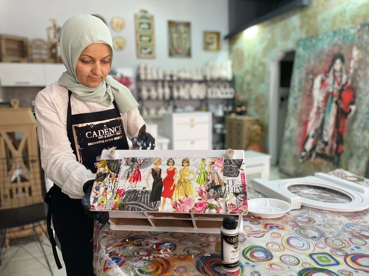 Konya\'da Aynur Aydın, dekoratif boyama sanatında usta öğretici oldu