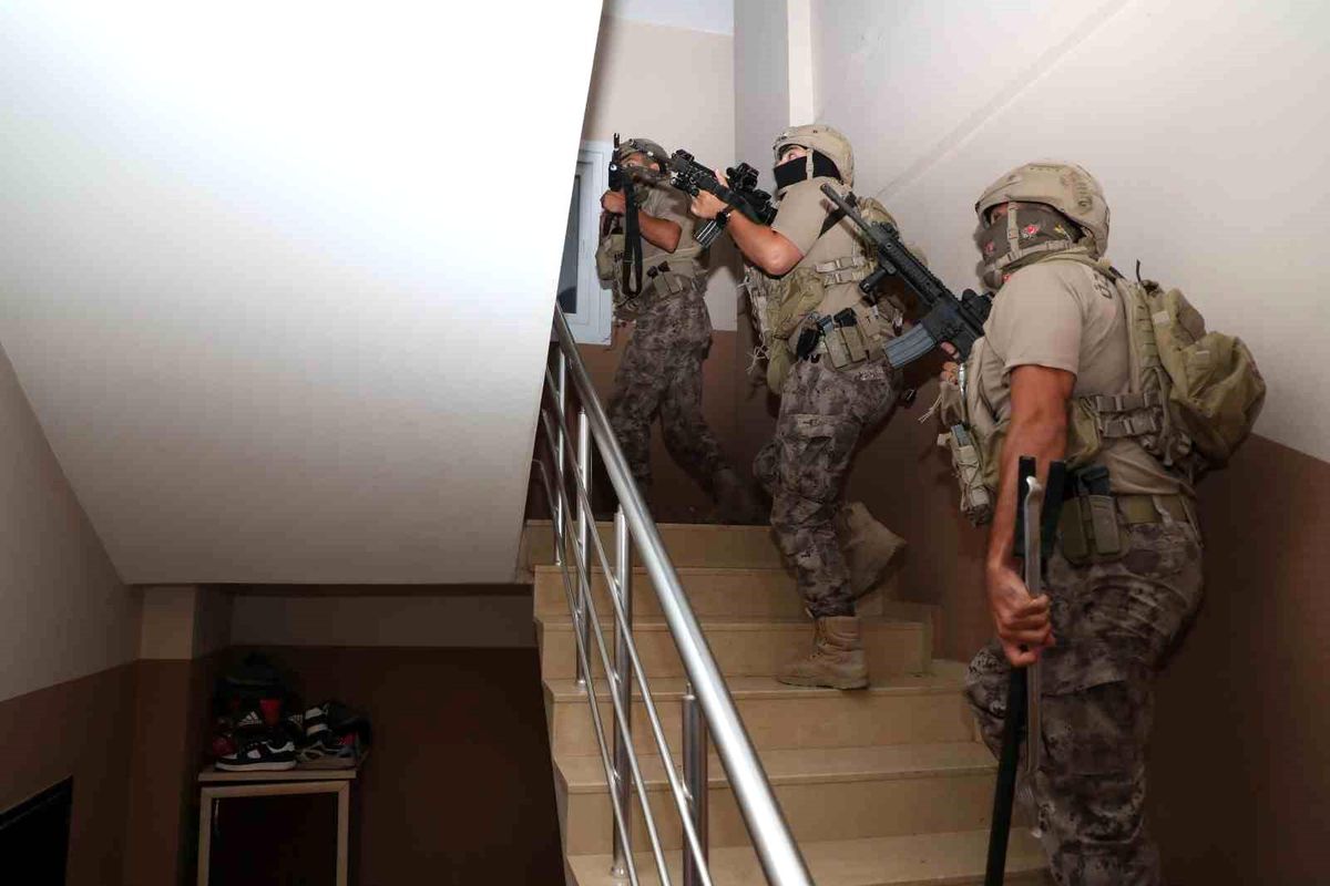 Mersin\'de Organize Suç Örgütü Operasyonu: 9 Gözaltı