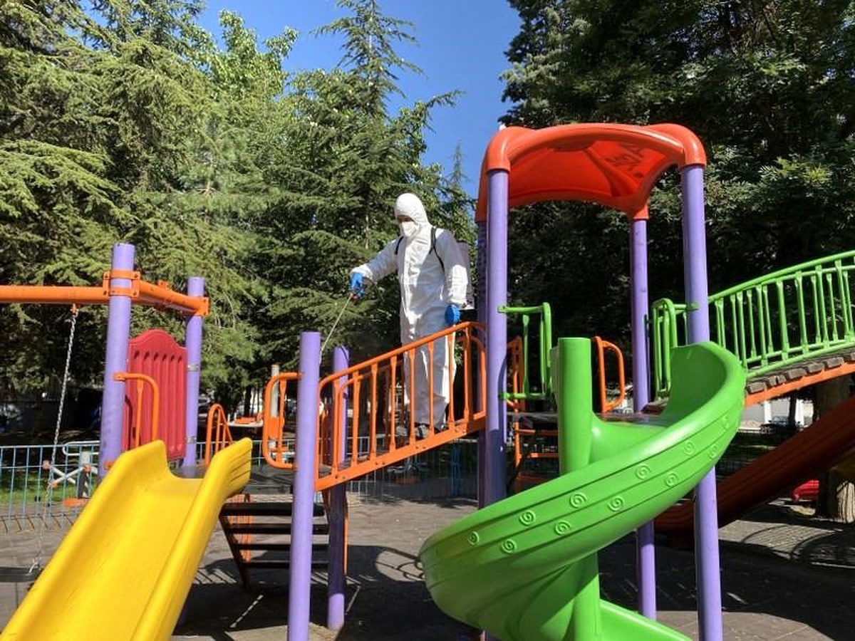 Melikgazi Belediyesi Parklardaki Oyun Alanlarını Dezenfekte Ediyor