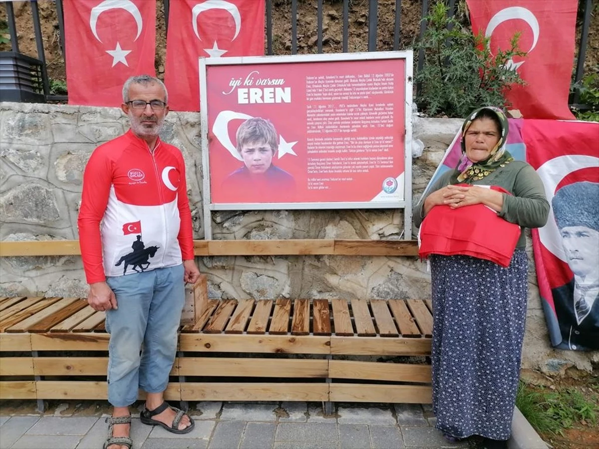 İzmirli Bisikletçi Şehit Eren Bülbül\'ün Anısına Türk Bayrağı Takdim Etti
