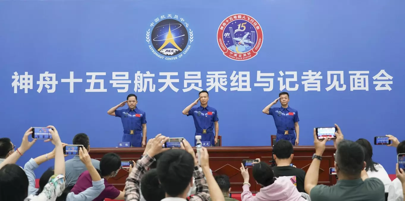 Çin\'in Shenzhou-15 Mürettebatlı Uzay Misyonunun Astronotları Basının Karşısına Çıktı