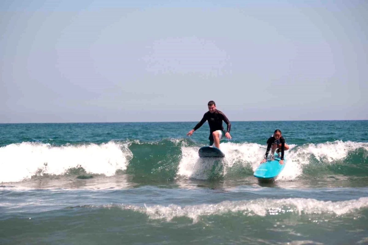 Kocaeli\'nin Babalı Sahili, sörf tutkunlarının uğrak noktası haline geldi
