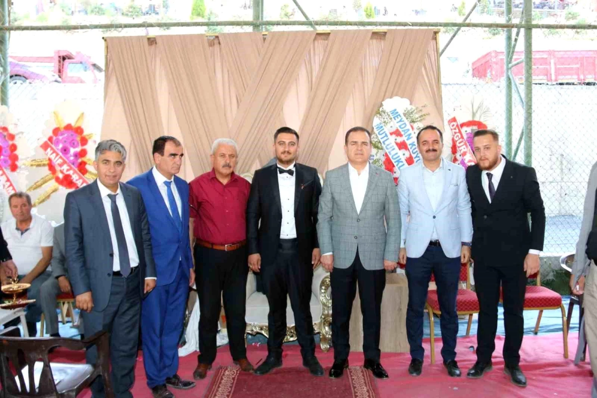 Hakkari Valisi ve Belediye Başkan Vekili Düğün Törenine Katıldı