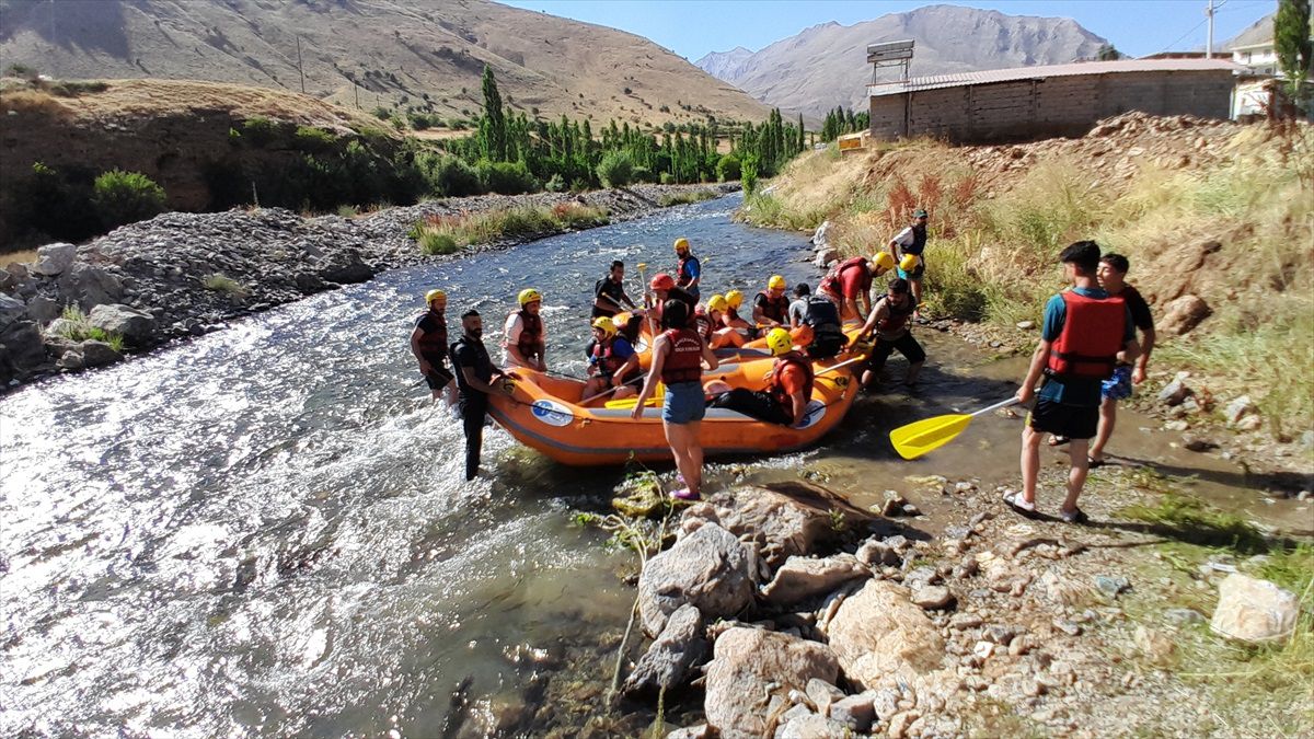 Van\'ın Bahçesaray ilçesinde doğaseverler rafting heyecanı yaşadı