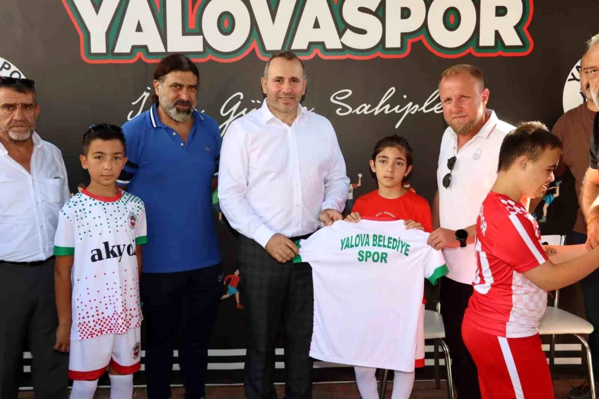 Yalova Belediyesi, Yalovaspor\'a malzeme desteğinde bulundu