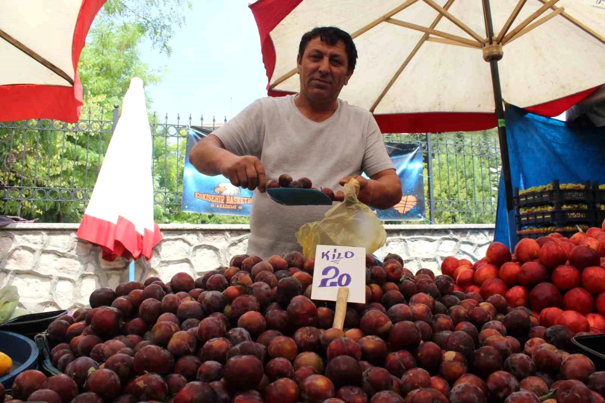 Eskişehir\'de Pazarcılar Uygun Fiyatlı Eriği Satamıyor