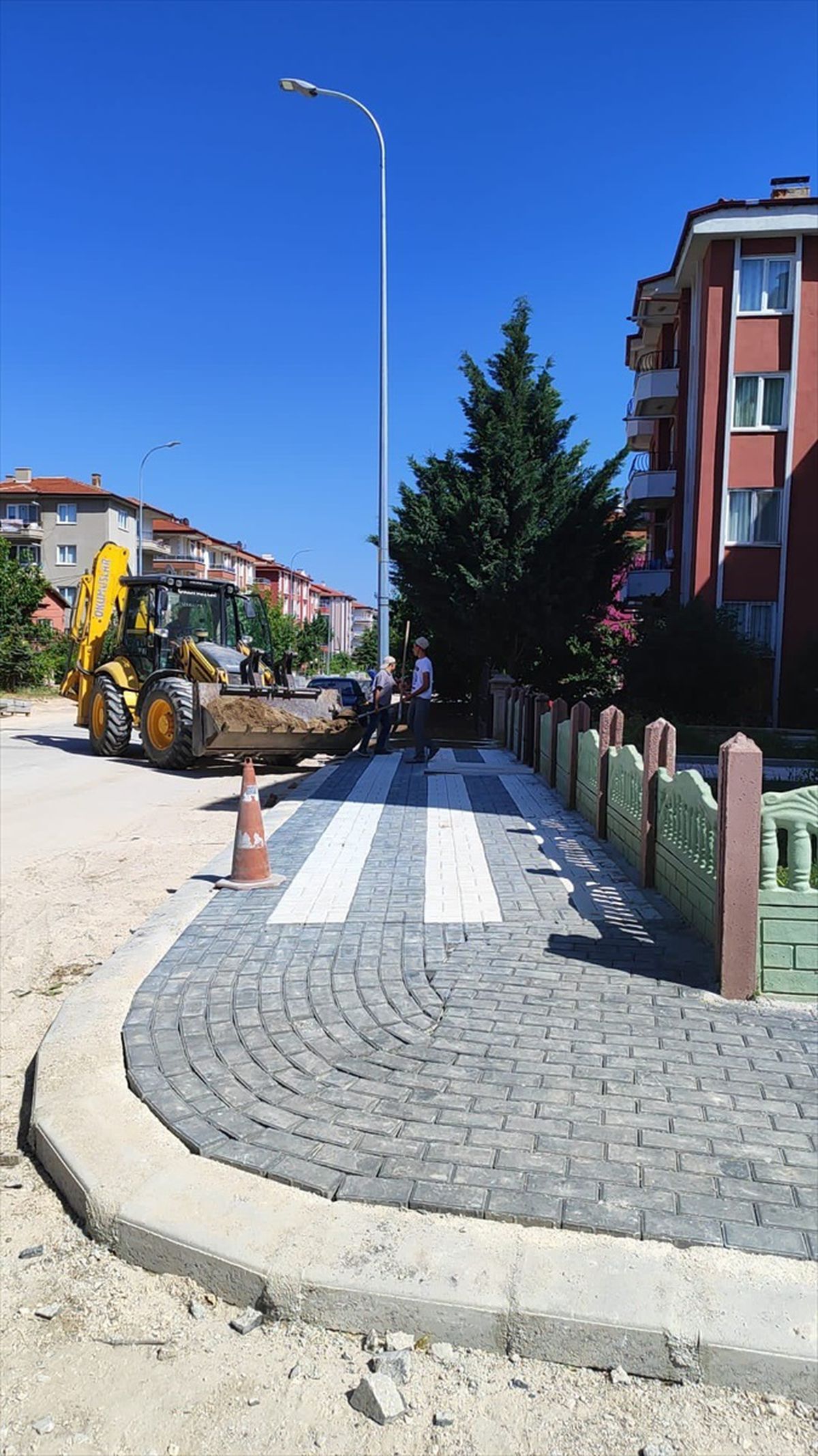 Afyonkarahisar Belediyesi Ali İhsan Paşa Mahallesi\'nde Sıcak Asfalt ve Kaldırım Yenileme Çalışmalarını Sürdürüyor