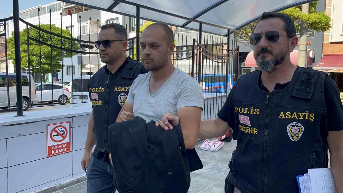Eskişehir\'de Bıçaklı Kavga Sonucu Ölüm: Şüpheli Adliyeye Sevk Edildi