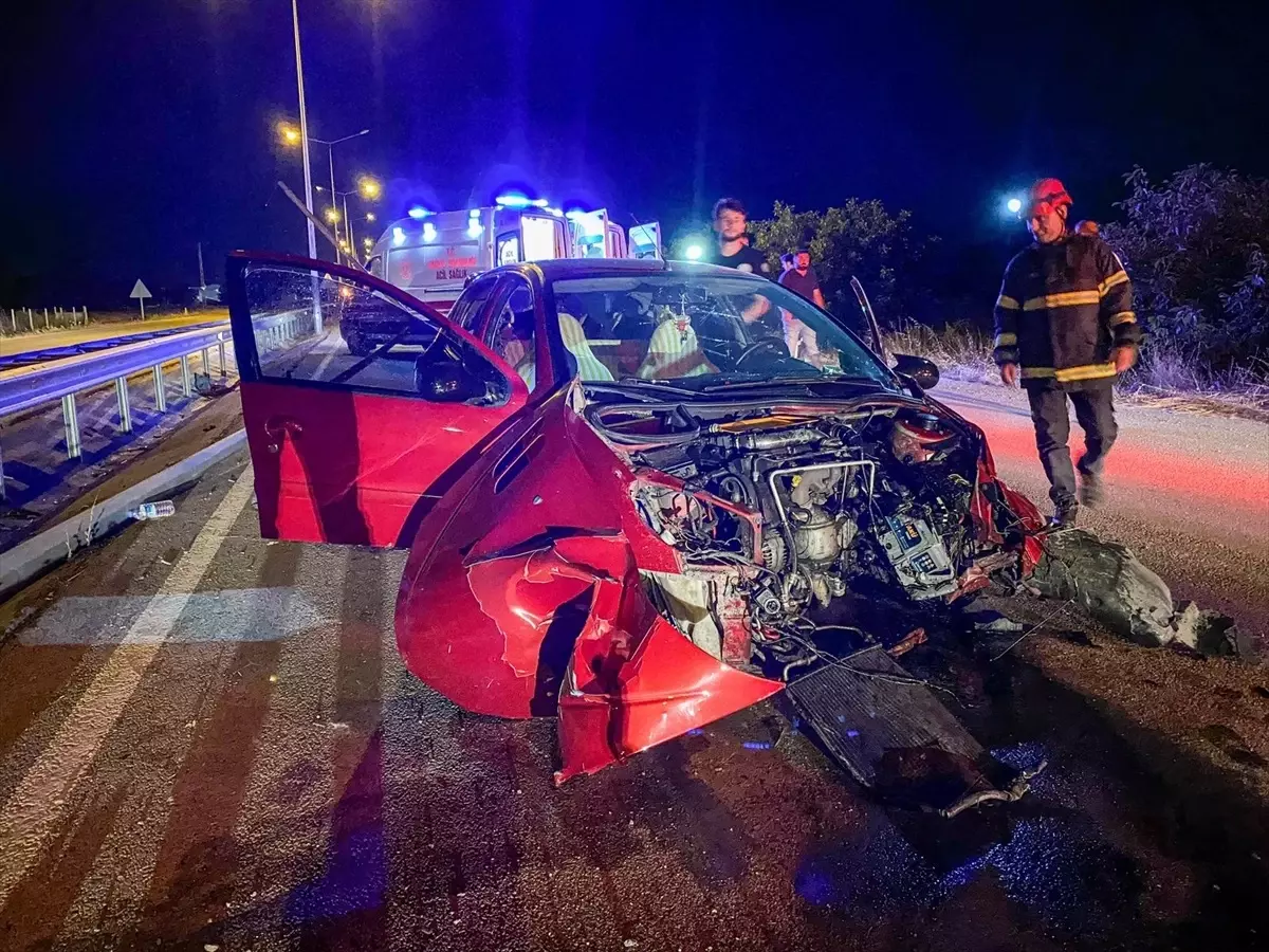 Amasya Merzifon\'da Otomobil Elektrik Direğine Çarptı: 3 Yaralı