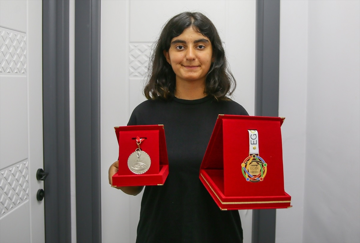 Deprem Felaketini Yaşayan Öğrenci Avrupa Kızlar Bilgisayar Olimpiyatı\'nda Altın Madalya Kazandı