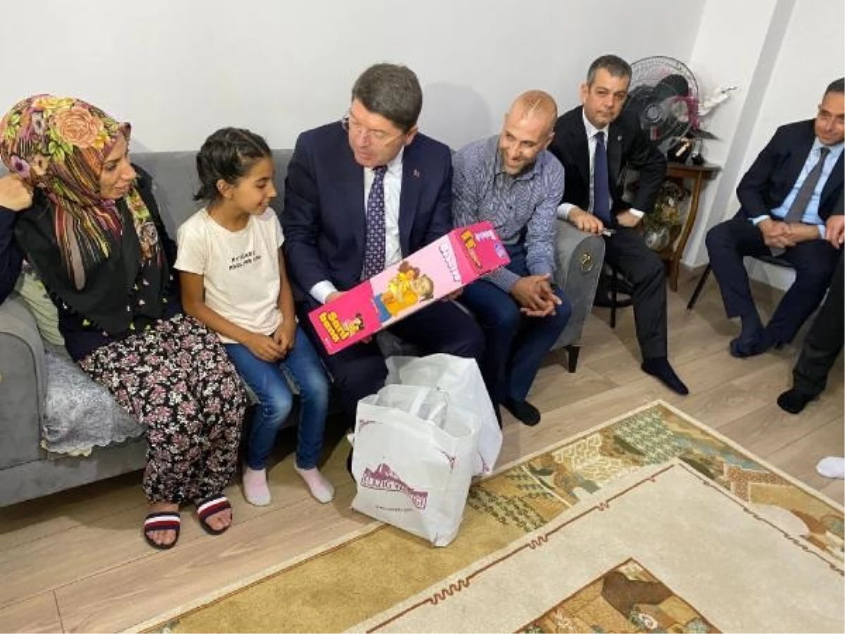 Adalet Bakanı Yılmaz Tunç, depremzedeleri ziyaret etti