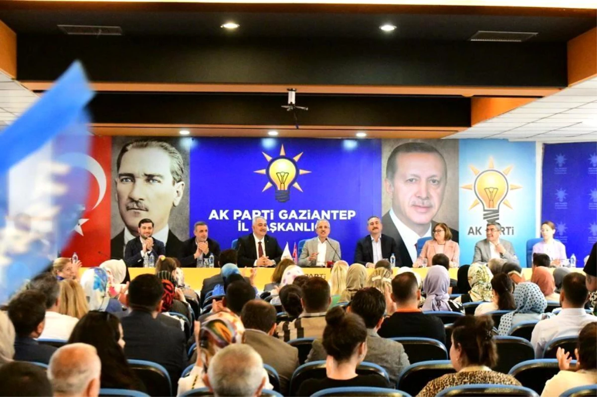 Ulaştırma Bakanı Uraloğlu, AK Parti Gaziantep İl Başkanlığı\'nı ziyaret etti