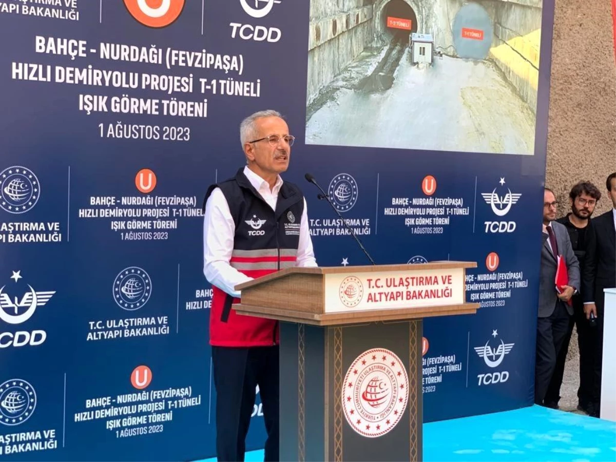 Bakan Uraloğlu, Bahçe Nurdağı demiryolu tüneli ışık görme törenine katıldı