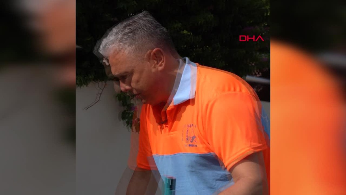 Muratpaşa Belediye Başkanı Ümit Uysal, Dünya Empati Günü\'nde sokakları süpürdü