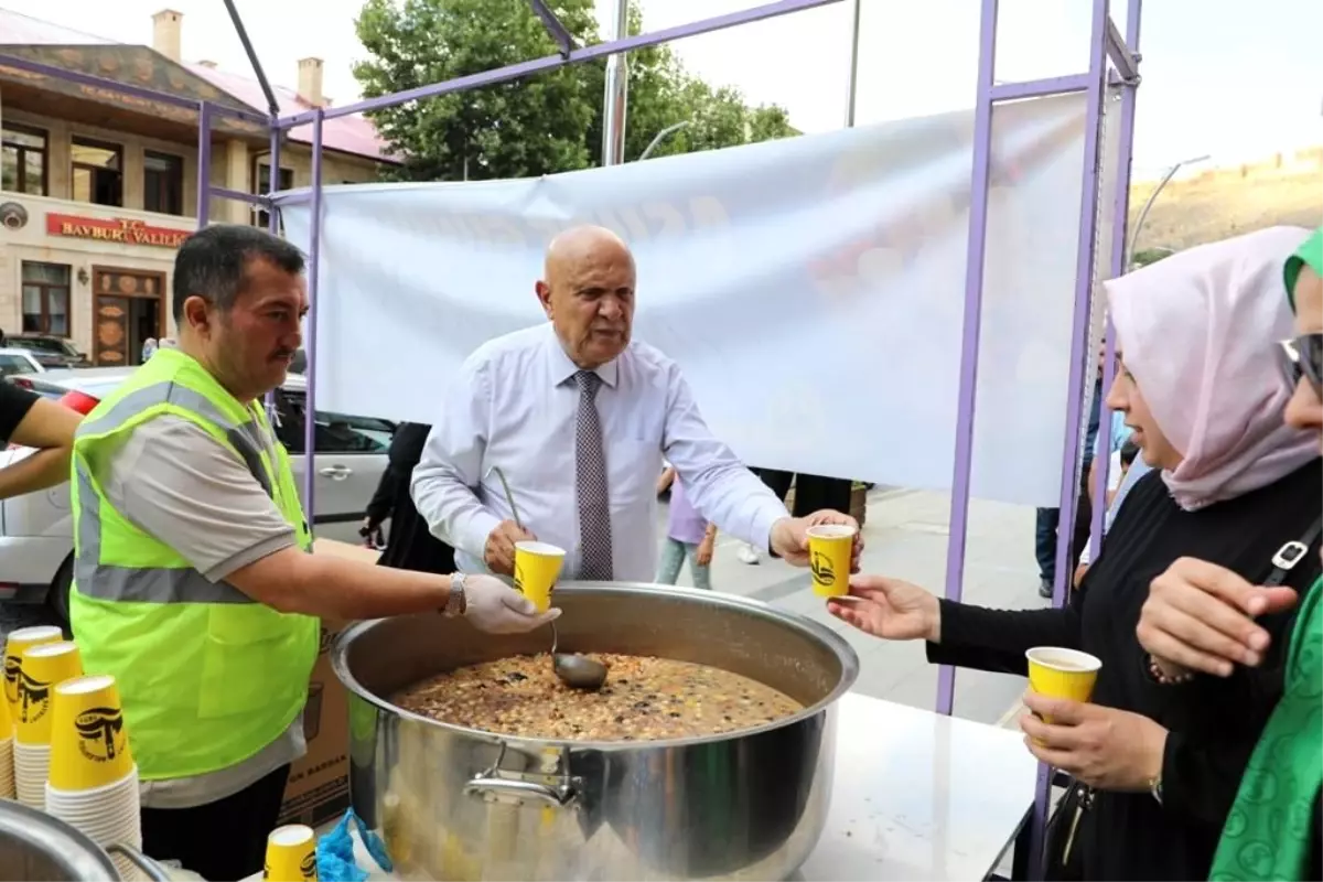 Bayburt Belediyesi Muharrem Ayı ve Aşure Günü\'nde Vatandaşlara Aşure İkramında Bulundu