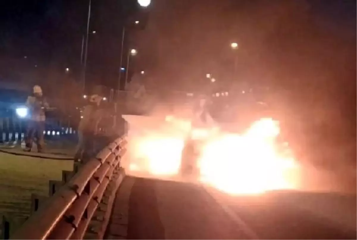 Beylikdüzü'nde Otomobil Alev Alev Yandı