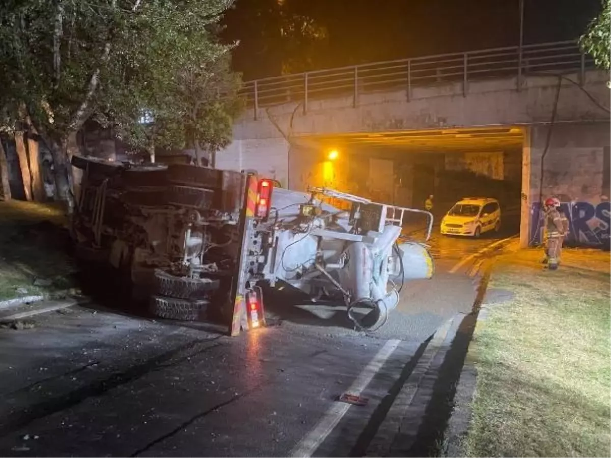 Beton mikseri Beyoğlu\'nda devrildi