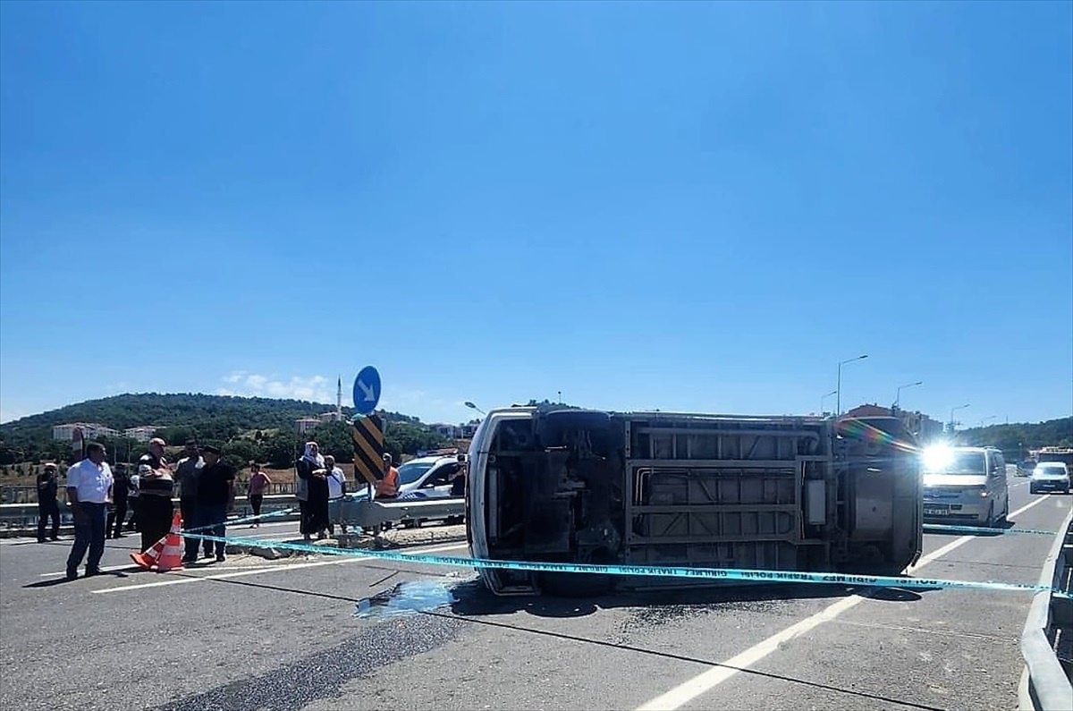 Bozüyük\'te Kamyonet ile Minibüs Çarpıştı: 4 Yaralı