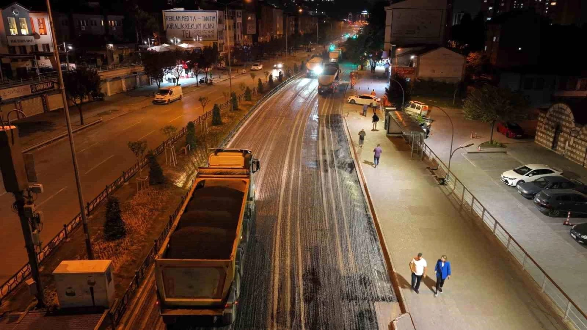 Bursa Büyükşehir Belediyesi, Haşim İşcan Caddesi\'nde Asfalt Yenileme Çalışması Yaptı