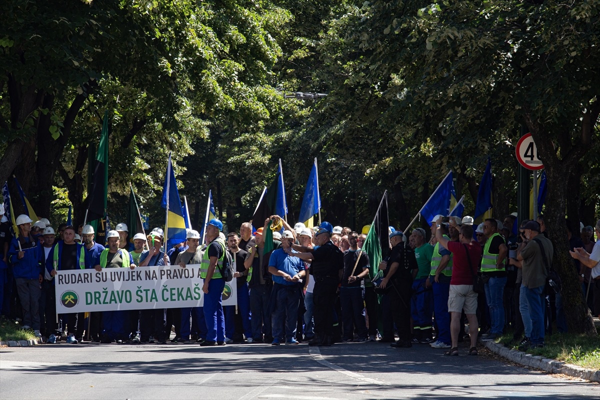Bosna Hersek\'teki Maden İşçileri Maaşlarının Ödenmediği İçin Protesto Düzenledi